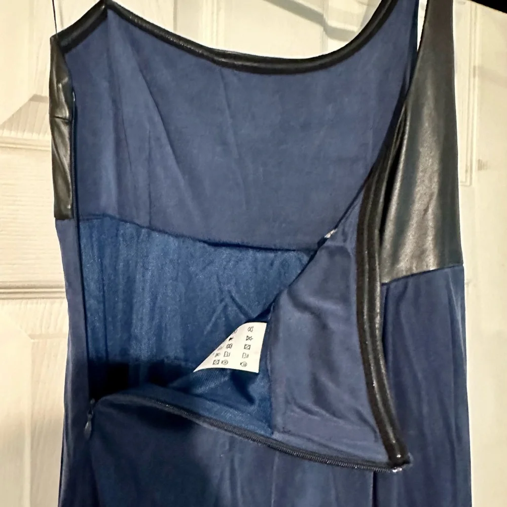 Stunning full length Hugo Boss Gown with leather bodice. - Picture 6 of 8